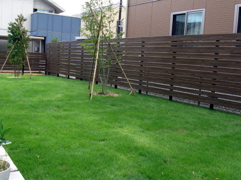 芝生と目隠しフェンスで庭づくり 花の庭 富山 造園工事施工例